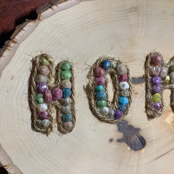Handmade HOME sign brasswood with shells and jute rope - Picture 4 of 5